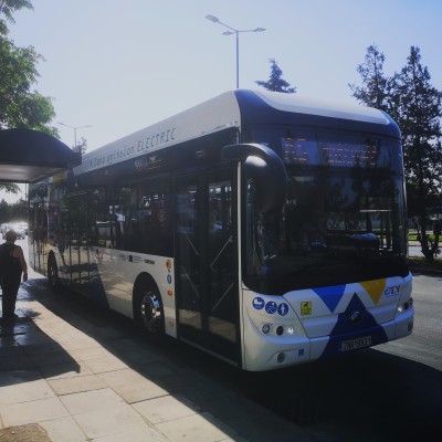 Αθήνα: Μπήκαμε σε ηλεκτρικό λεωφορείο με 40 βαθμούς – Τι γίνεται με αυτονομία και κλιματισμό;