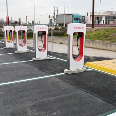 Tesla - Με πόσα χρήματα φορτίζεις σε Ελλάδα και πόσα σε ΗΠΑ;