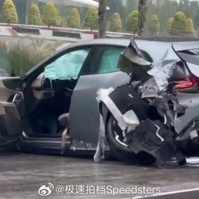 Πήγε να κάνει κόλπα στη βροχή με Ferrari – Την έκοψε στη μέση (video)