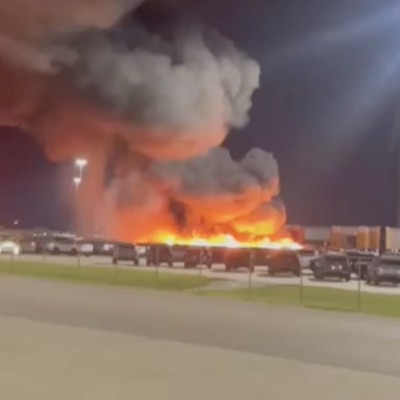 Τεράστια φωτιά σε πάρκινγκ με ηλεκτρικά – Κάηκαν πάνω από 50 αυτοκίνητα [video]