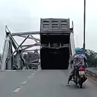 Σοκαριστικό video: Γέφυρα καταρρέει και «καταπίνει» 12 οχήματα