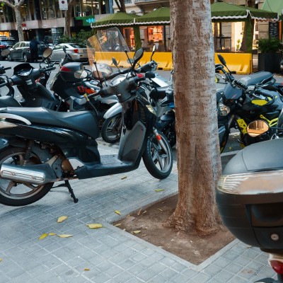 Είναι νόμιμο το παρκάρισμα των μοτοσικλετών στο πεζοδρόμιο;