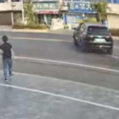 Άφησε το αυτοκίνητο να παρκάρει αυτόνομα - Αυτό αποφάσισε να φύγει (video)