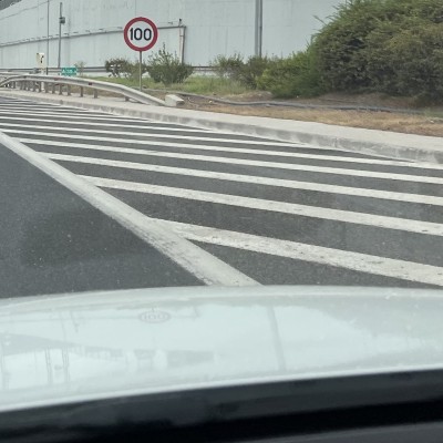 Γιατί υπάρχουν αυτές οι λευκές γραμμές στον δρόμο; Τι σημαίνουν στην Ελλάδα