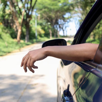 Οδηγείς με το χέρι έξω από το παράθυρο; Το πρόστιμο που θα φας