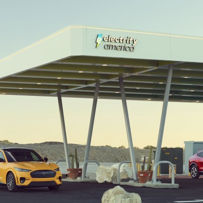 Οι ΗΠΑ αγοράζουν περισσότερα ηλεκτρικά από την Ευρώπη - Για πρώτη φορά