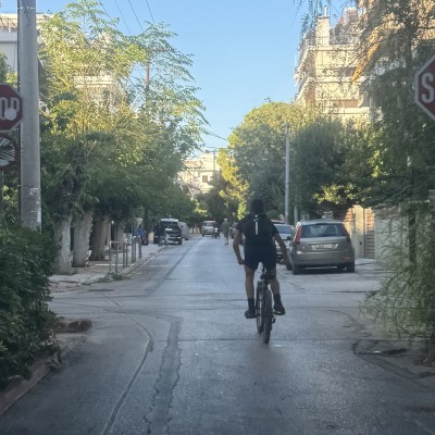 Επιτρέπεται ένας ποδηλάτης να κινείται στη μέση του δρόμου; Τι λέει ο νόμος