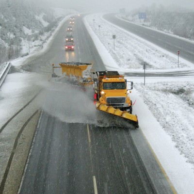 Ελλάδα: Ο δρόμος των 202 km με τα 36 εκχιονιστικά και τους 1.500 τόνους αλάτι