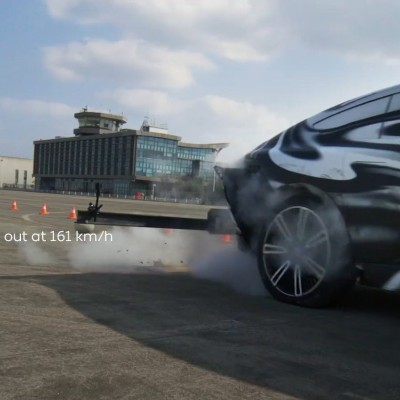 Έσκασαν το λάστιχο σε κινεζικό αυτοκίνητο με 160 km/h! – Δείτε τι συνέβη (video)