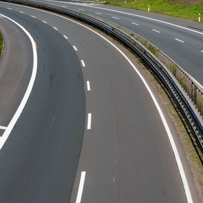 Τι γίνεται στην Εθνική Οδό; Γιατί αλλάζει ο ήχος από τα ελαστικά;