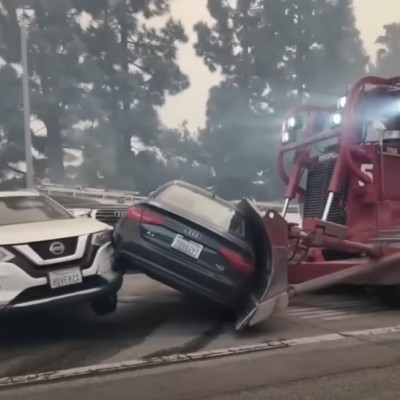 Με μπουλντόζες σπρώχνουν αυτοκίνητα στο Λος Άντζελες – Ανοίγουν δρόμο για τη φωτιά