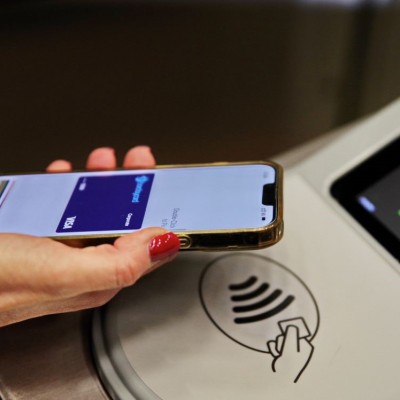 Τέλος οι ουρές για εισιτήρια σε Λεωφορεία, Τρόλεϊ, Μετρό και Τραμ - Τι είναι το tap2ride;