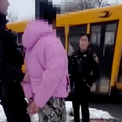 Τραγικό λάθος της αστυνομίας – Έβαλε χειροπέδες σε 11χρονο κορίτσι για κλοπή αυτοκινήτου [video]