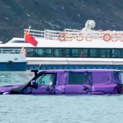 H απάντηση στη Mercedes G580 – Το κινεζικό SUV… που κολυμπάει [video]