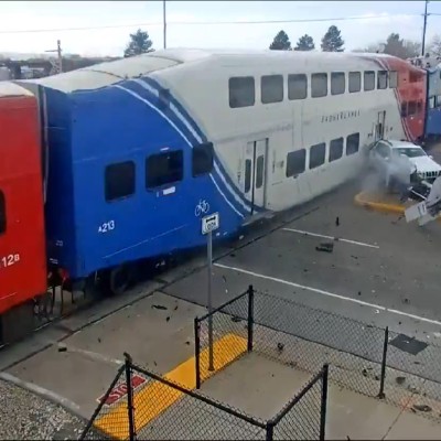 Βίντεο που σοκάρει – Οδηγός βγαίνει από το SUV δευτερόλεπτα πριν συγκρουστεί με το τρένο