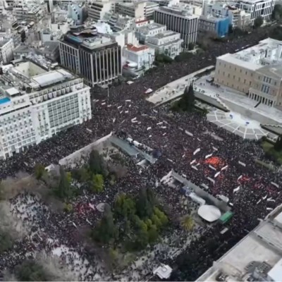 Βουλιάζει από κόσμο η Αθήνα – Συγκλονιστικές εικόνες