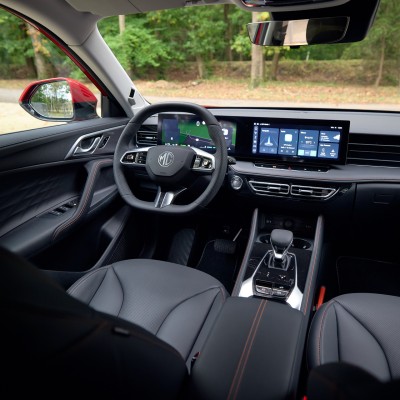 Νέο οικογενειακό MG SUV με 339 PS που καίει 0,86 ευρώ βενζίνη ανά 100 km – Τιμή στην Ελλάδα