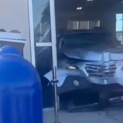 Mπήκε με το αμάξι στην αντιπροσωπεία! Tι τον εξόργισε;  [video]