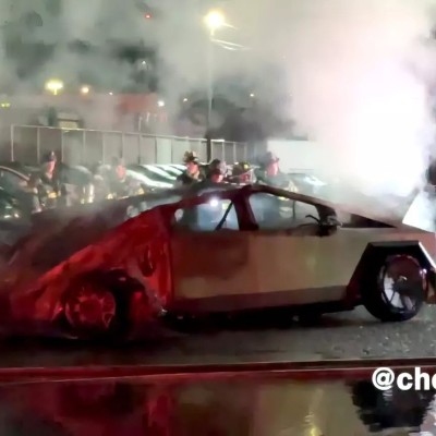 Τέσσερα καινούργια Tesla Cybertruck τυλίχθηκαν στις φλόγες στην αντιπροσωπεία! [video]