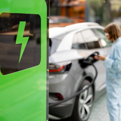 Η γρήγορη φόρτιση βλάπτει σοβαρά τα ηλεκτρικά – Πόσο μειώνεται η ζωή της μπαταρίας