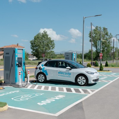 Στην Ελλάδα ο ισχυρότερος σταθμός φόρτισης της Νότιας Ευρώπης – Βρίσκεται 163 km από την Αθήνα