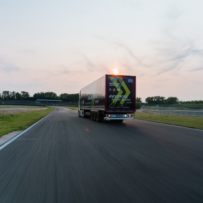 Οδήγησε με την όπισθεν φορτηγό για 6 ώρες – Μπήκε στα ρεκόρ Guinness