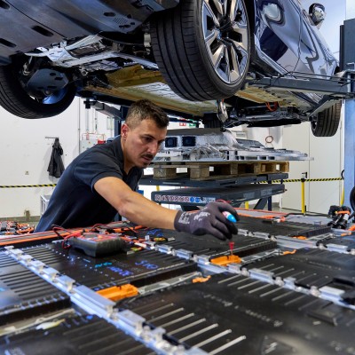 Οι Κινέζοι έφτιαξαν τις πιο ελαφριές μπαταρίες – Ζυγίζουν λιγότερο από έναν βενζινοκινητήρα