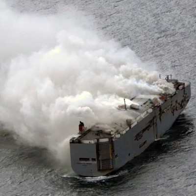 Μεγάλη ναυτιλιακή εταιρεία λέει όχι στα ηλεκτρικά και PHEV - Απαγορεύει τη μεταφορά τους