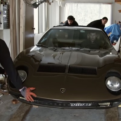 Σπάνια Lamborghini βρισκόταν σε σαλόνι σπιτιού για 40 χρόνια - Γκρέμισαν τον τοίχο για να την βγάλουν