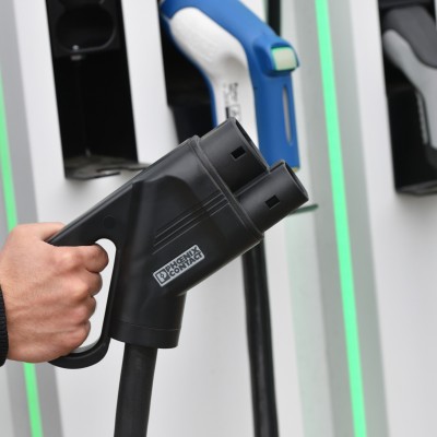 Φόρτιση ηλεκτρικού σε χρόνους βενζίνης – Πού συμβαίνει ήδη