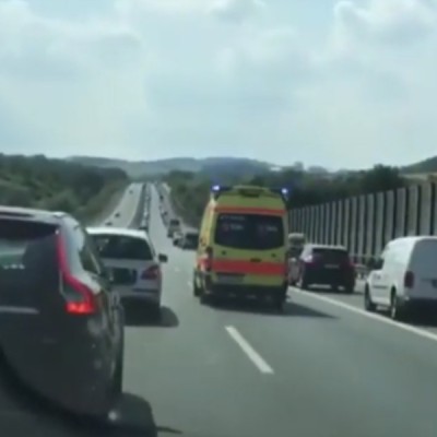 To video από τη Γερμανία - Αφήνουν χώρο στη μέση για το ασθενοφόρο ενώ υπάρχει ΛΕΑ