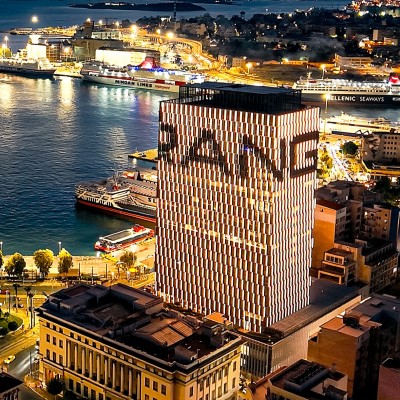 Για πρώτη φορά στην Ελλάδα – Η Range Rover φωτίζει τον Πύργο Πειραιά [video]