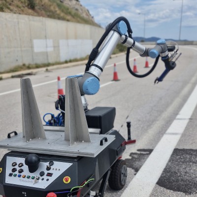 Έφεραν ρομπότ σε δρόμο της Ελλάδας – Φτιάχνει λακκούβες και βάφει γραμμές [video]