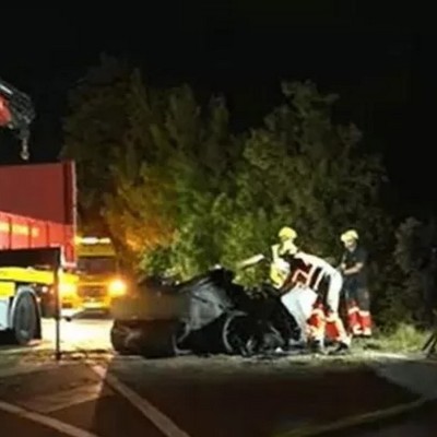 Άνδρας και δύο παιδιά 9 ετών κάηκαν σε Tesla – Μπλόκαραν οι πόρτες