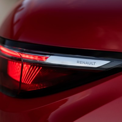 Από ηλεκτρικό, ξανά υβριδικό το γαλλικό hatchback!