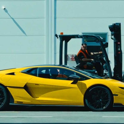 Ο πιο κουλ διευθυντής – Πήρε τη Lamborghini μέσα στο εργοστάσιο και άρχισε το drift [video]