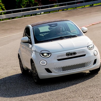 Υβριδικό FIAT 500 με κατανάλωση 4,4 lt/100 km – Πρώτες τιμές!