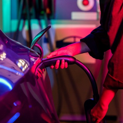 Κινδυνεύουν οι οδηγοί ηλεκτρικών αυτοκινήτων από ακτινοβολία; Τι έδειξε νέα έρευνα;