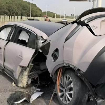 Κινεζικό ηλεκτρικό SUV κόπηκε στη μέση – Η μπαταρία δεν έβγαλε ούτε καπνό