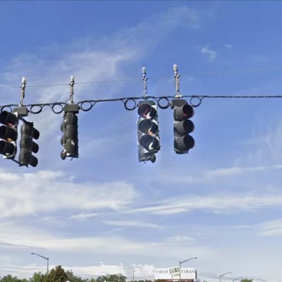 Τι είναι αυτά τα μπλε φώτα πάνω από τα φανάρια κυκλοφορίας;