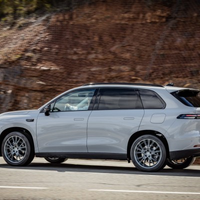 Φθηνότερο 3.000 ευρώ και ετοιμοπαράδοτο το SUV που κάνει 1.000 km με ένα ντεπόζιτο