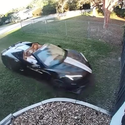 Corvette «μπήκε» στον κήπο σπιτιού! [video]