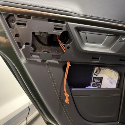 Οδηγοί βάζουν κορδόνια στις πόρτες των αυτοκινήτων - Ο απίστευτος λόγος