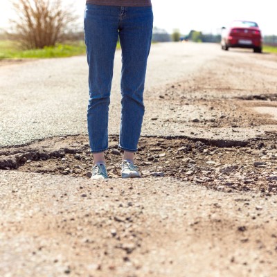 Λακκούβα προκάλεσε χάος και ζημιές σε 14 αυτοκίνητα - Και δεν είναι στην Ελλάδα