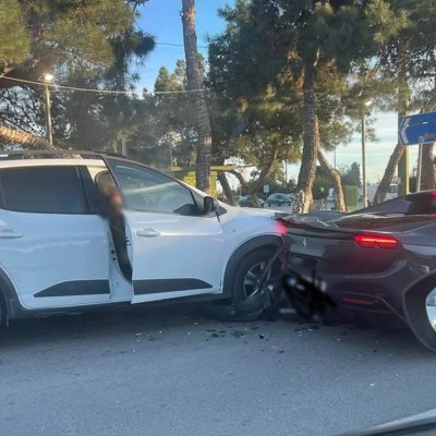 Ηλικιωμένος οδηγός Dacia τράκαρε με Ferrari στη Γλυφάδα