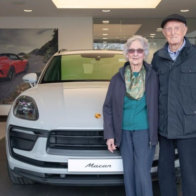 Αγόρασαν σε ηλικία 90 ετών την πρώτη τους Porsche – Και θέλουν να πάρουν κι άλλη