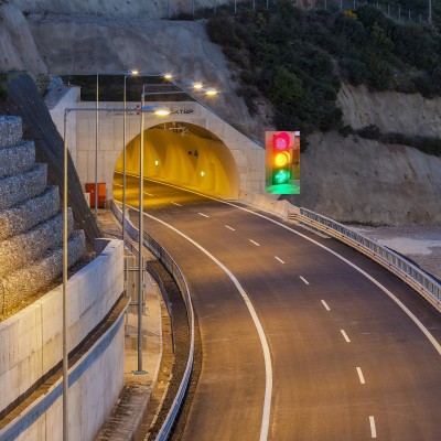 Τι σημαίνει το κίτρινο φανάρι στις ελληνικές σήραγγες; Δεν το ξέρουν 8 στους 10 οδηγούς