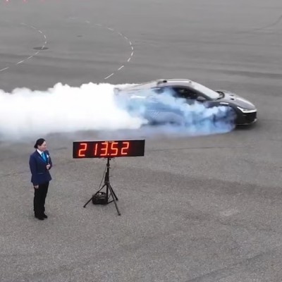 Video: Νέο ρεκόρ Γκίνες - Το ταχύτερο drift με ηλεκτρικό αυτοκίνητο