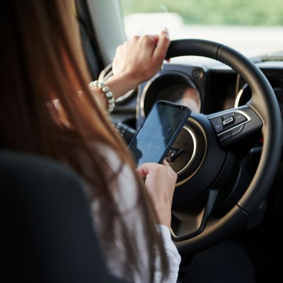 Κάμερες AI: Σε γράφουν αν κρατάς κινητό στο φανάρι;