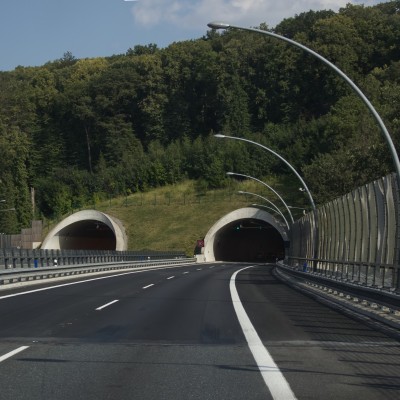 Ελλάδα: Έπεσε η άσφαλτος στον νέο αυτοκινητόδρομο των 46 km – Έχει παντού διπλά τούνελ